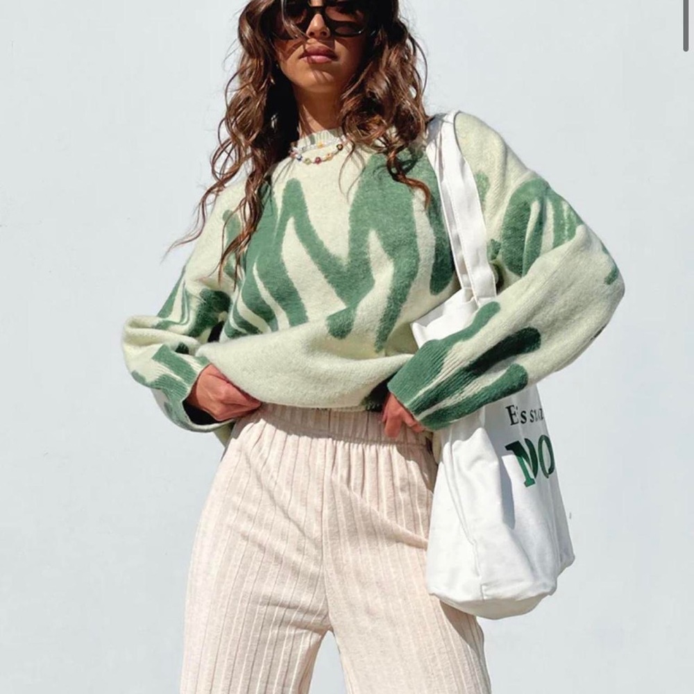 GREEN SQUIGGLY PATTERN OVERSIZED SWEATER